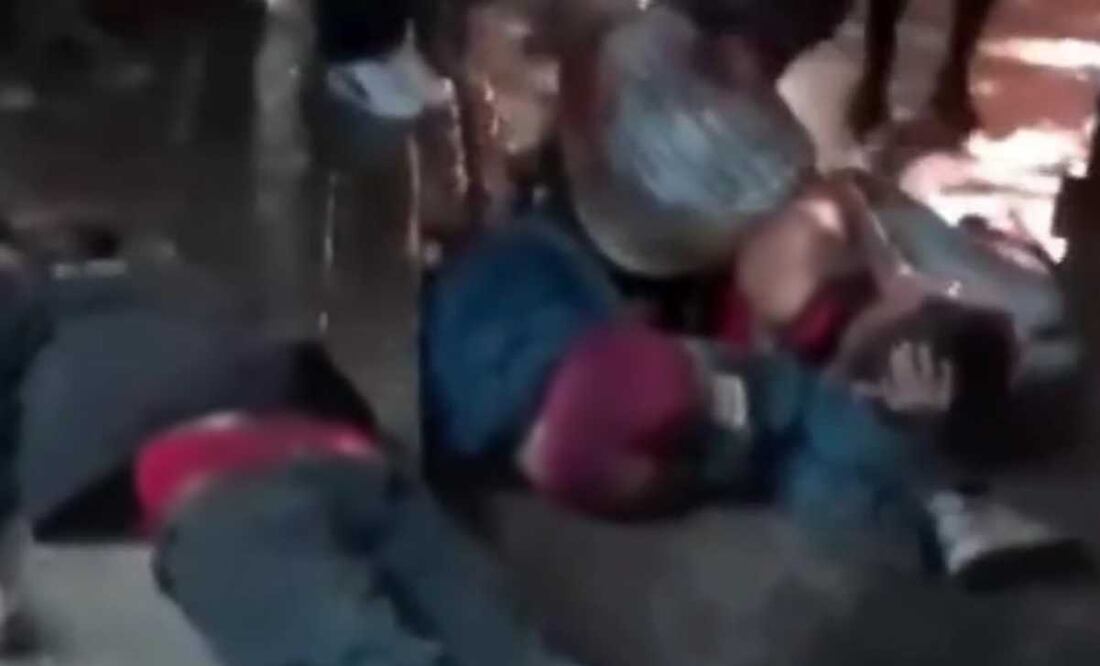 Pobladores de Tulancingo, Hidalgo, golpearon un grupo de cuatro sujetos y amenazaron con prenderles fuego. Foto: Especial