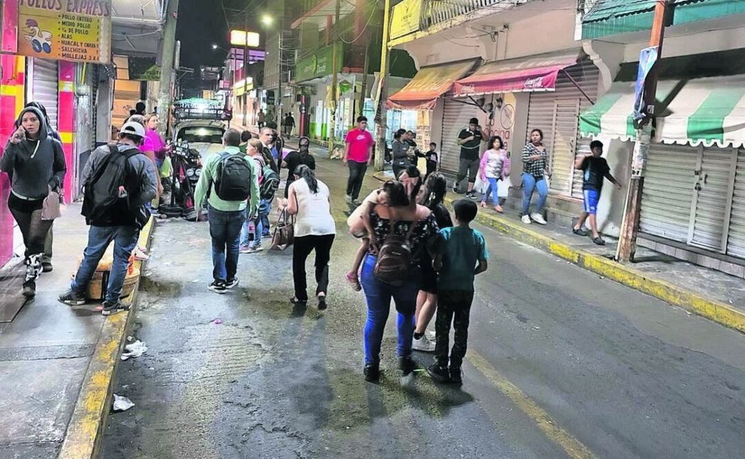 Habitantes se quedaron varados por falta de transporte y tuvieron que regresar a sus casas caminando, al tiempo que comercios bajaron sus cortinas. Foto: Arturo de Dios Palma | El Universal