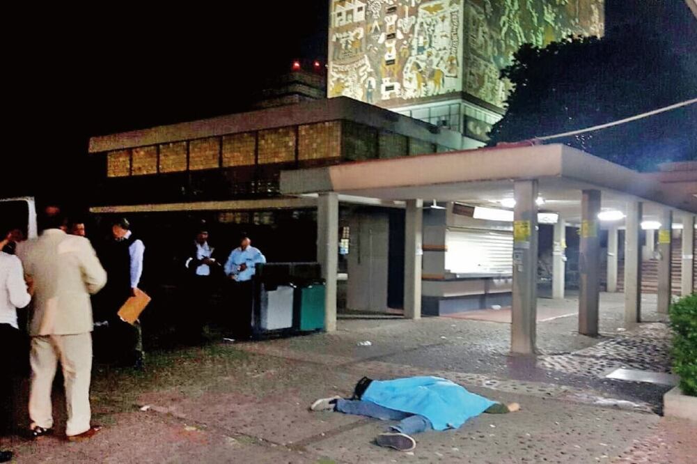 Según testigos, Víctor Manuel posiblemente discutió con guardias de seguridad u otro estudiante al intentar entrar por la fuerza a oficinas de la Facultad de Filosofía y Letras (ESPECIAL. CUARTOSCURO)