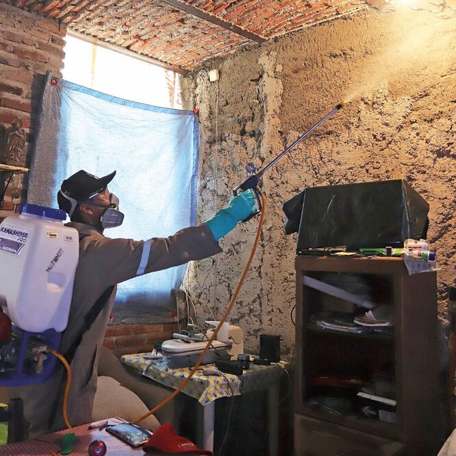 La Secretaría de Salud de Jalisco incrementó las brigadas de fumigación, luego de que en septiembre se elevaron 500% los casos de dengue en la entidad. FOTOS: CARLOS ZEPEDA. EL UNIVERSAL