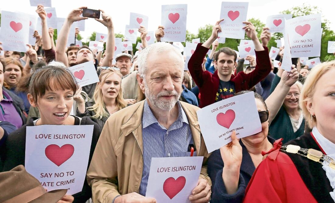El líder Laborista, Jeremy Corbyn, participó este fin de semana en una marcha antirracismo en Londres. Su permanencia ha generado una crisis en el partido (NEIL HALL. REUTERS)