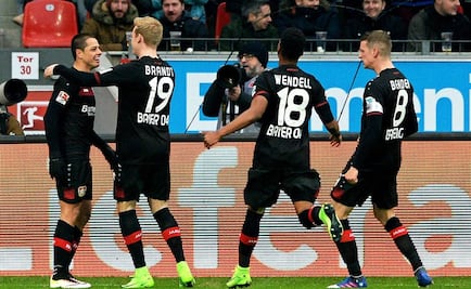 'Chicharito' marca doblete con el Bayer Leverkusen