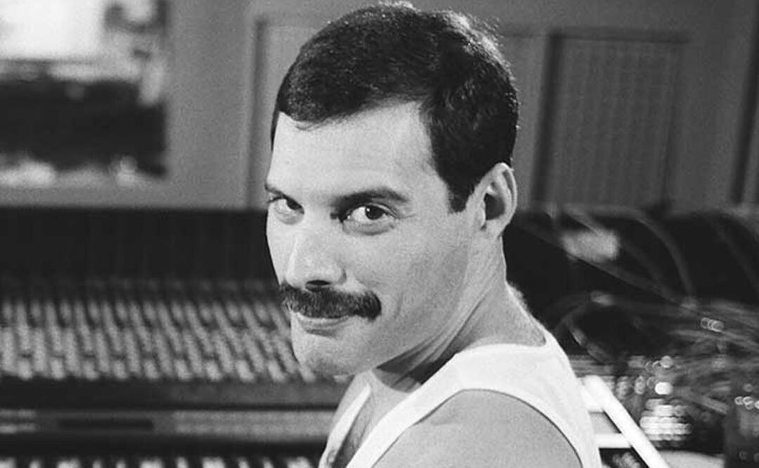Freddie Mercury compró la propiedad en 1980, la cual tiene, entre otras cosas, bar, biblioteca, centro de música y ocho habitaciones.(Fuente Instagram @freddiemercury)