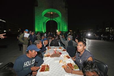 Regalan cena y alegría a personas de escasos recursos