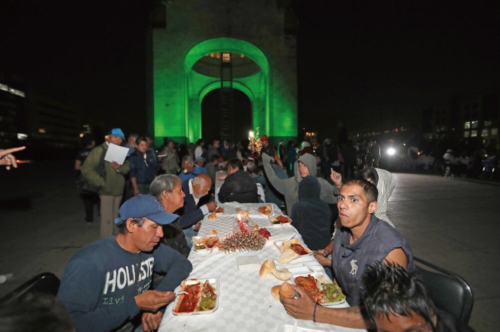 Los invitados degustaron pavo, espagueti, pan, pollo y ensalada de manzana; a los niños se les entregaron juguetes, cobijas y dulces. (VALENTE ROSAS. EL UNIVERSAL)
