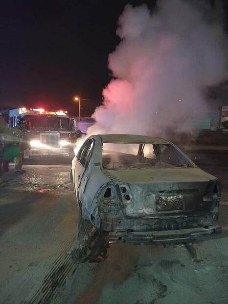 Comando incendia gasolinera y vehículo en Zitácuaro, Michoacán