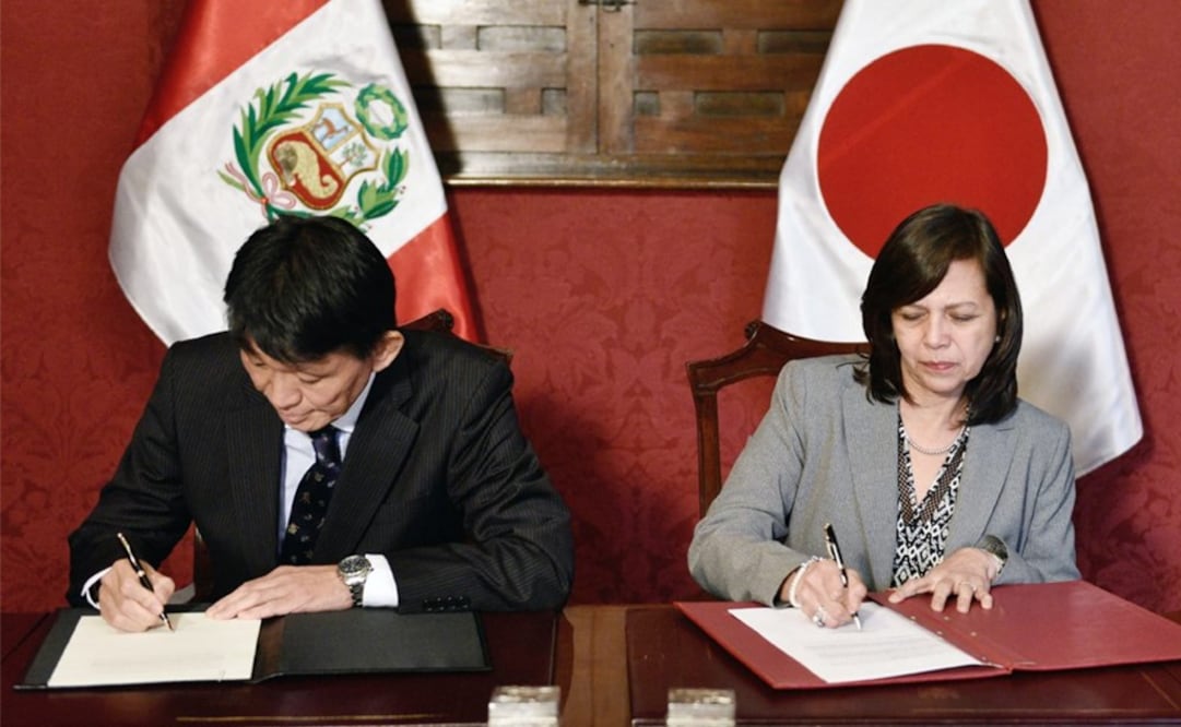 La canciller Ana María Sánchez y el embajador de Japón en Perú, Tatsuya Kabutan, durante la firma del acuerdo. (FOTO: Ministerio de Relaciones Exteriores del Perú)