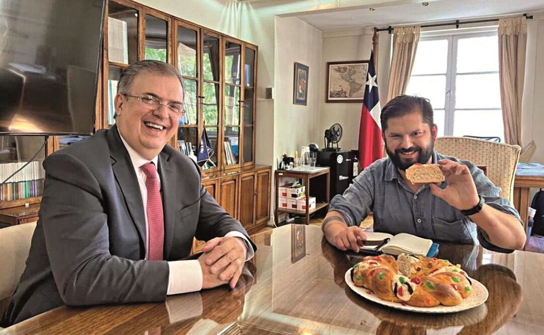 El secretario de Relaciones Exteriores de México, Marcelo Ebrard, compartió una Rosca de Reyes con el presidente electo de Chile, Gabriel Boric, en Santiago. Foto: Cortesía embajada de México en Chile.