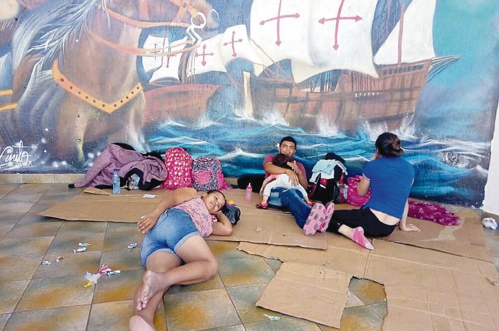 Migrantes de Honduras que descansan en Guatemala dicen que de manera conjunta evaluarán cómo intentarán ingresar a territorio mexicano. Foto: MARÍA DE JESÚS PETERS. EL UNIVERSAL