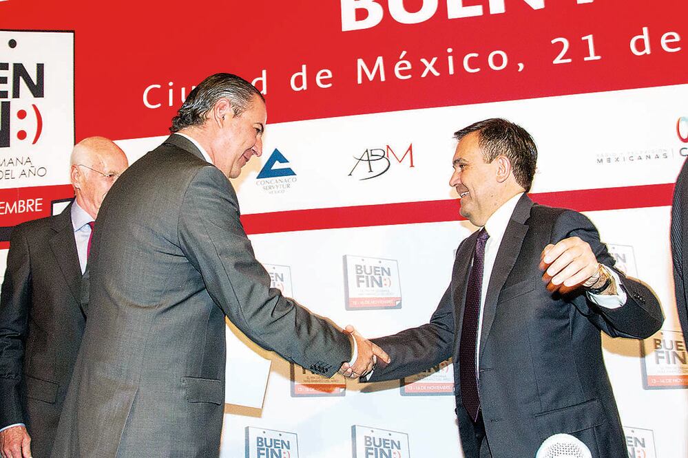 Gerardo Gutiérrez Candiani, presidente del CCE, saluda a Ildefonso Guajardo, secretario de Economía, al anunciar la quinta edición de El Buen Fin (ISAAC ESQUIVEL. CUARTOSCURO)