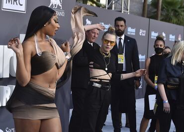 Cara Delevingne da de qué hablar con su extraño comportamiento en los Billboard