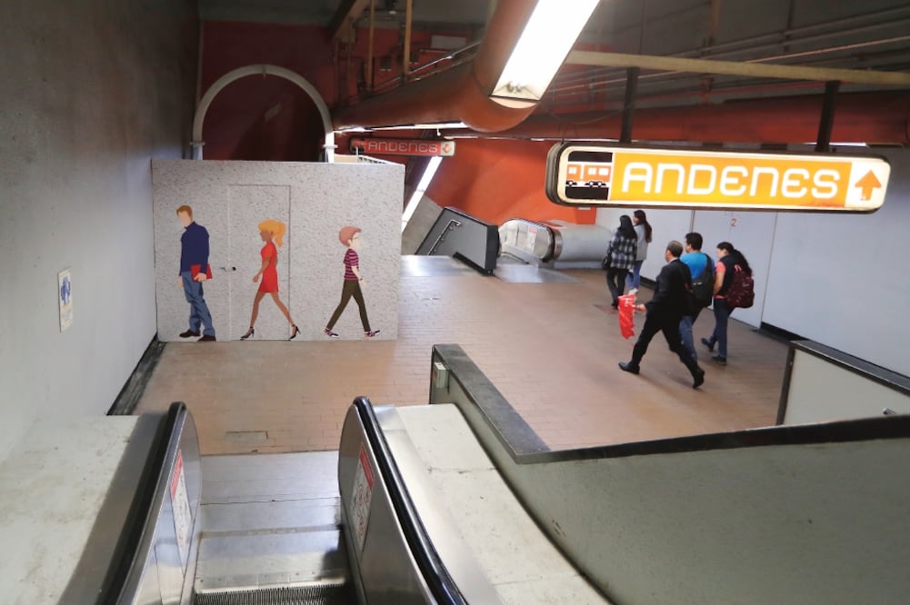 En uno de los accesos a la estación Auditorio de la Línea 7, personal del STC Metro realiza reparaciones a las escaleras eléctricas, que también suelen dañarlas los usuarios, dice el director general de Mantenimiento del STC. (VALENTE ROSAS. EL UNIVERSAL)