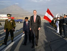 Arriba Rey de España, Felipe VI a Arequipa, la ciudad natal de Mario Vargas Llosa