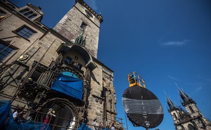 Reloj astrológico de Praga vuelve a mostrar su esplendor