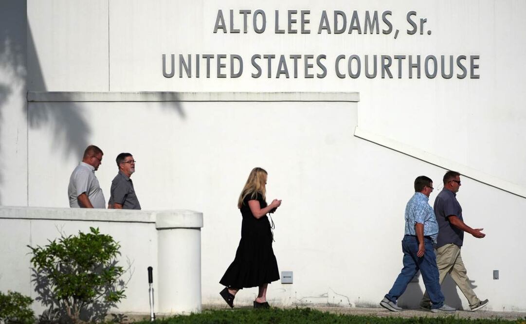 La gente sale del Tribunal Federal Alto Lee Adams Sr. mientras comienza la selección del jurado en el juicio de Ryan Routh, acusado de intentar asesinar a Donald Trump mientras jugaba al golf el año pasado en el sur de Florida, el lunes 8 de septiembre de 2025, en Fort Pierce, Florida. Foto: AP