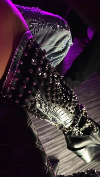 Las botas western con pedrería fueron el elemento protagonista del look. Foto: Instagram @selenagomez