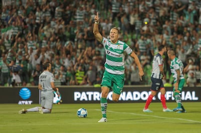 Santos liquida 2-1 a Rayados en Torreón