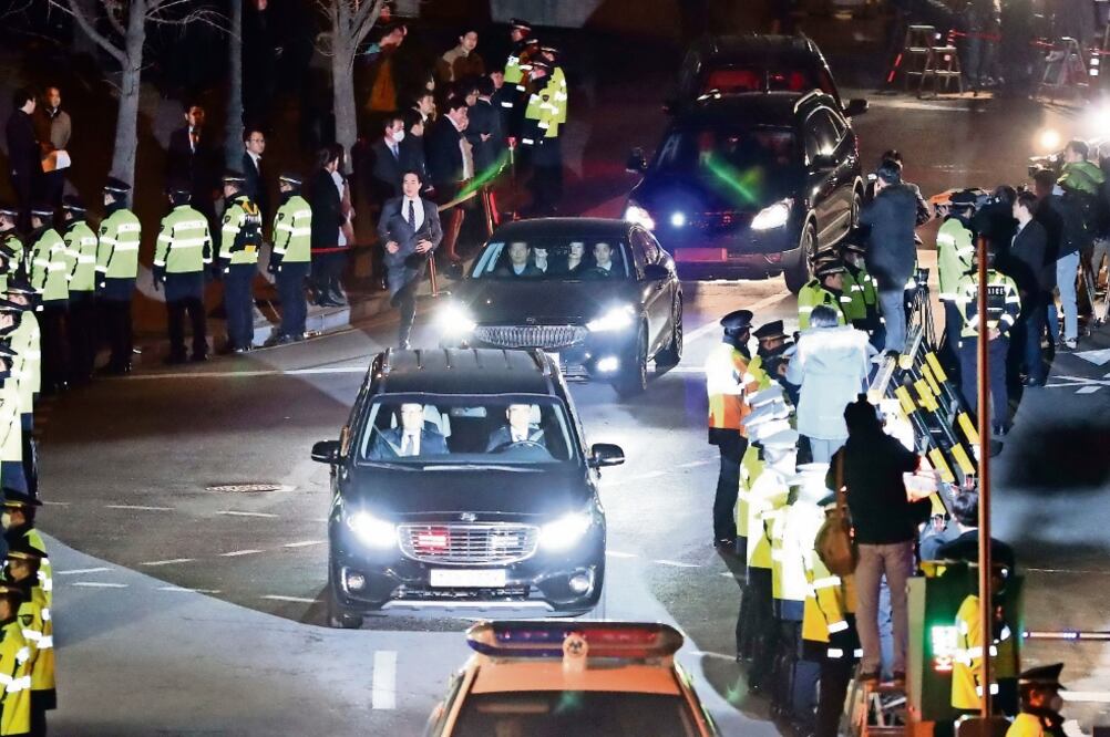 La ex presidenta de República de Corea, Park Geun-hye, al ser transferida en automóvil a una casa de detención desde la Corte de Distrito Central de Seúl (XINHUA)