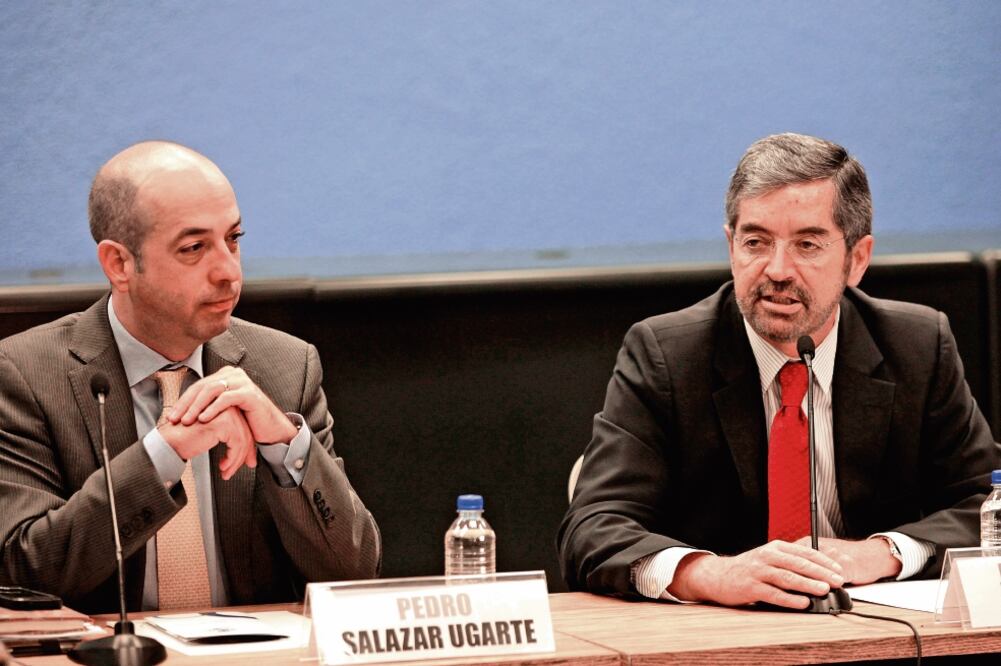 El coordinador del Consejo Editorial Consultivo de EL UNIVERSAL, Juan Ramón de la Fuente (derecha), durante el seminario “El Federalismo en la Constitución Política de los Estados Unidos Mexicanos” (JUAN CARLOS REYES. EL UNIVERSAL)