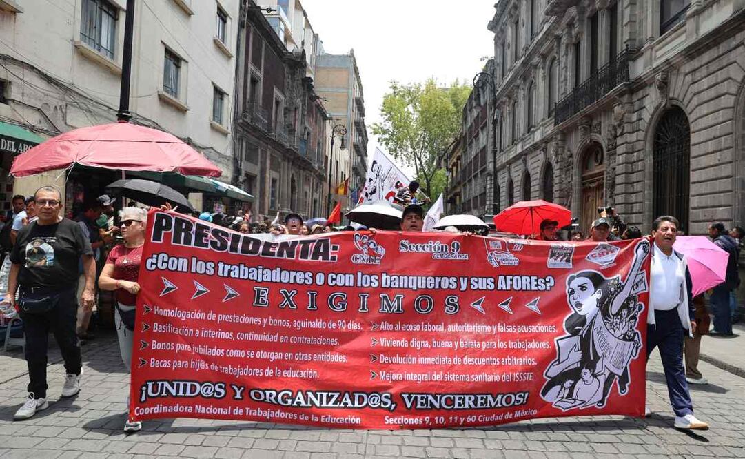 Manifestantes de la CNTE se movilizaron sobre calle Donceles y llegaron a instalaciones de la SEP. Foto: Fernanda Zamora/ EL UNIVERSAL