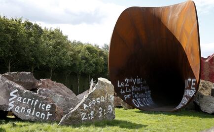 Vandalizan "Vagina de la reina", de Anish Kapoor, con mensajes antisemitas