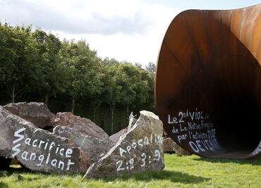 Vandalizan "Vagina de la reina", de Anish Kapoor, con mensajes antisemitas