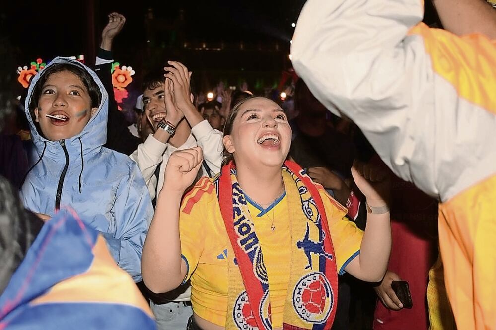 Al grito de “¡Colombia, Colombia!”, los asistentes festejaron el primer gol del partido. Foto: Santiago Cadena / EL UNIVERSAL