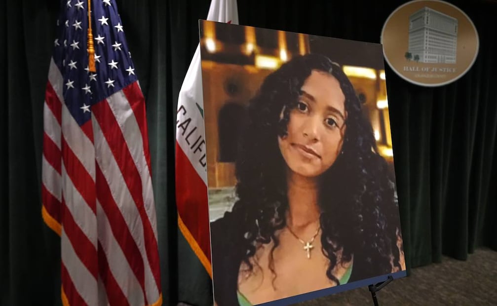 Una foto de Celeste Rivas Hernández se exhibe el lunes 20 de abril de 2026 en Los Ángeles durante una conferencia de prensa sobre el caso del cantante D4vd, acusado del asesinato de la niña de 14 años cuyo cuerpo desmembrado fue encontrado en su automóvil.
AP Photo/Damian Dovarganes.