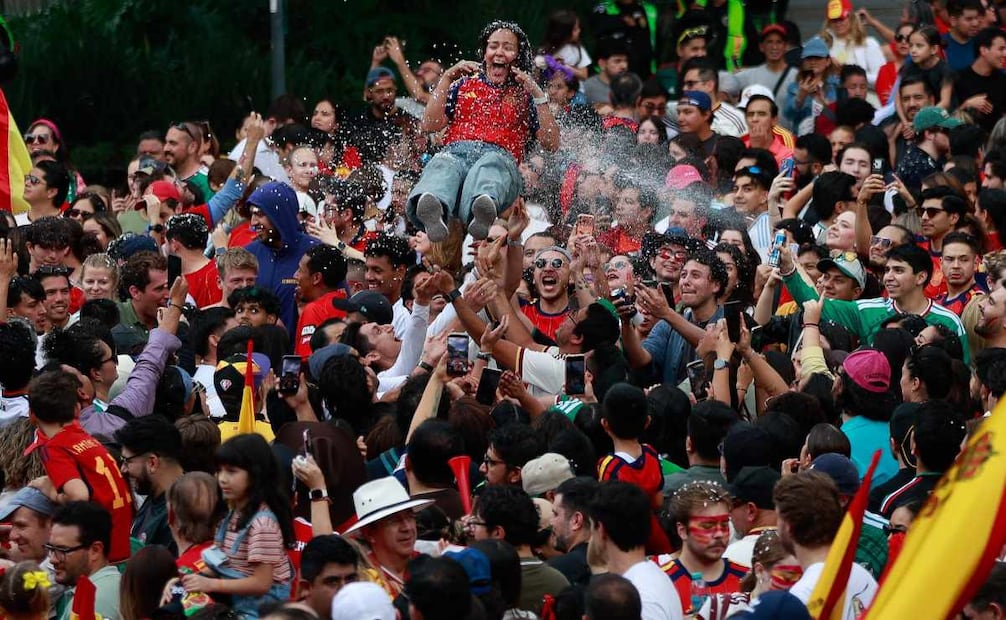 Decenas de aficionados españoles se reunieron en la Glorieta de Cibeles para celebrar la victoria de la Selección de España.
FOTO: DIEGO SIMÓN SÁNCHEZ