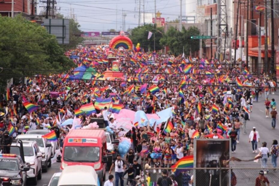 Miles de integrantes de la comunidad LGBTTTIQ+ marchan por la diversidad en NL