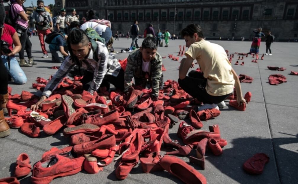 Obra "Zapatos rojos" en el Zócalo busca crear consciencia sobre feminicidios en México