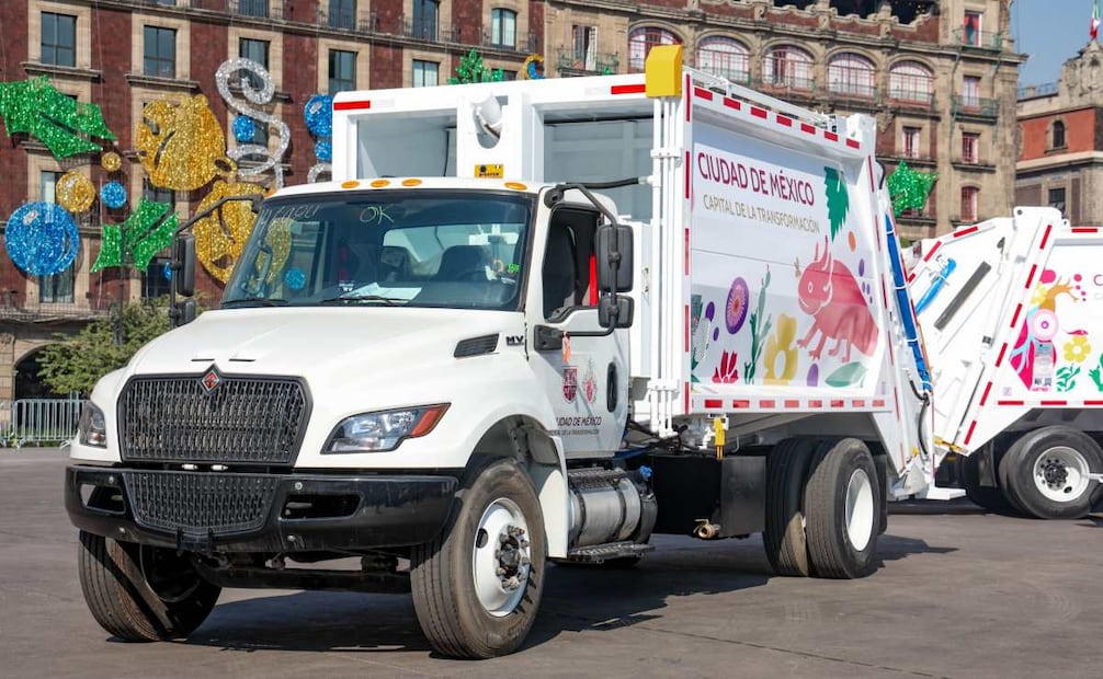 CDMX entrega 50 camiones de limpia a las alcaldías; busca reforzar la recolección de residuos en la capital.
Foto: Especial.