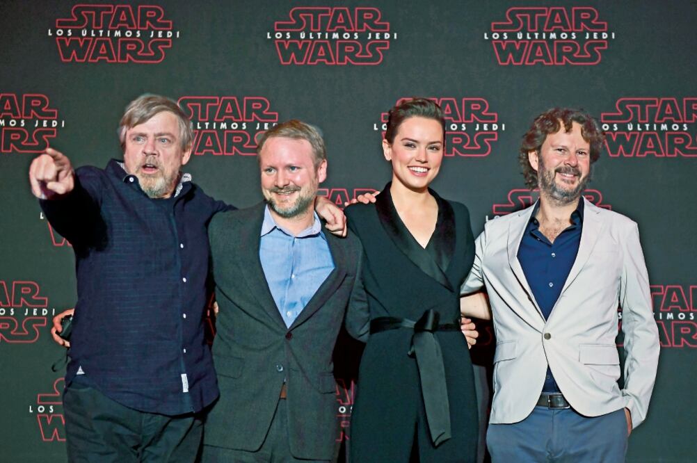 Mark Hamill, Rian Johnson, Daisy Ridley y Ram Bergman (AFP)