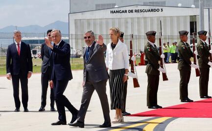 Canciller De la Fuente recibe en el AIFA a primer ministro de Canadá, Mark Carney