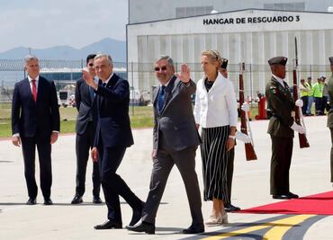 Canciller De la Fuente recibe en el AIFA a primer ministro de Canadá, Mark Carney