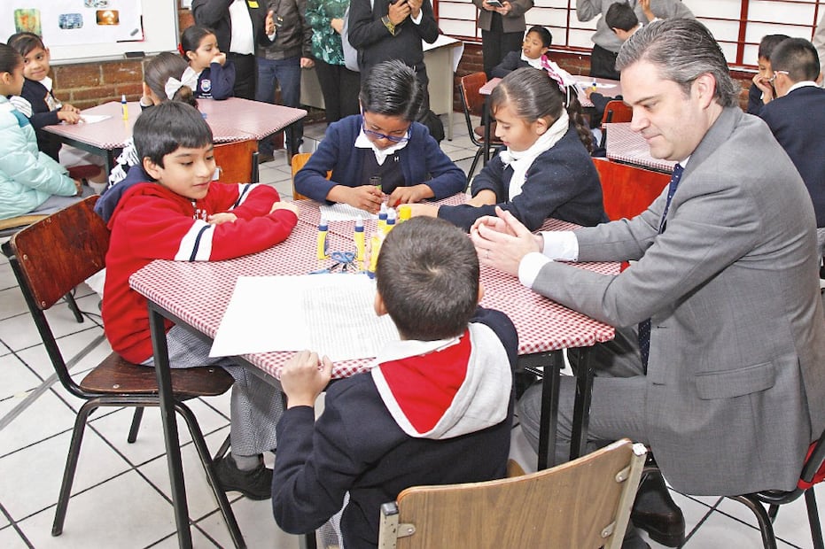 Extitular de la SEP con estudiantes en México. Foto: Archivo