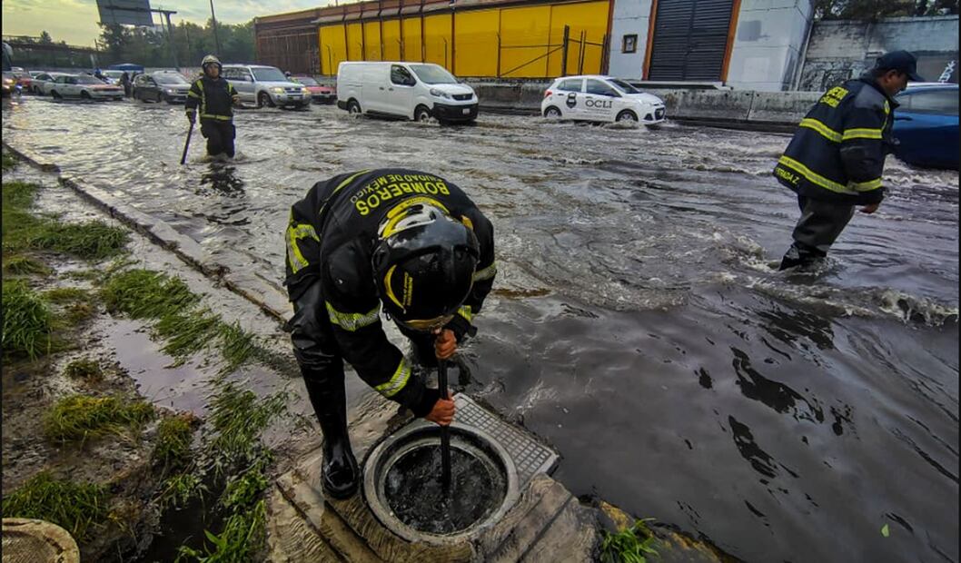 Graves afectaciones se observan en la Calzada Ignacio Zaragoza tras las fuertes lluvias de la madrugada de este martes en la mayor parte de la Ciudad de México, el 12 de agosto de 2025. Foto: Luis Camacho/EL UNIVERSAL