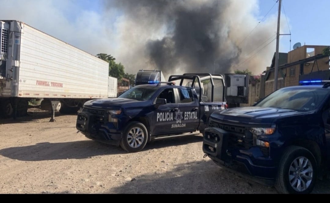 Controlan incendio en basurero clandestino de Culiacán; bomberos logran extinción total. Foto: Especial