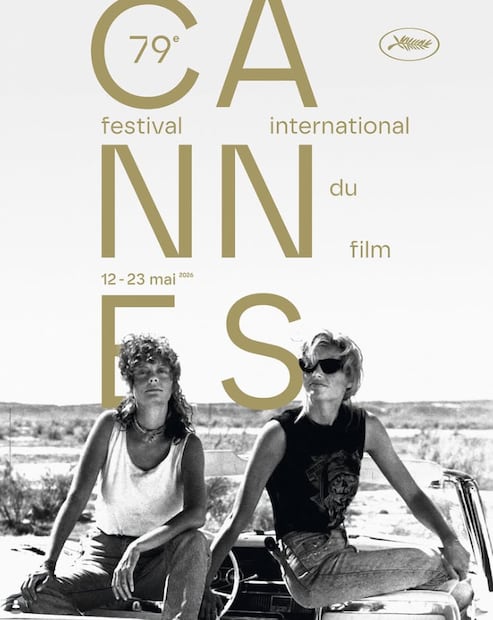 "Thelma y Louise" (1991) es una película de culto dirigida por Ridley Scott sobre dos amigas, una ama de casa reprimida y una camarera independiente, que emprenden un viaje de fin de semana para escapar de sus rutinarias y asfixiantes vidas.