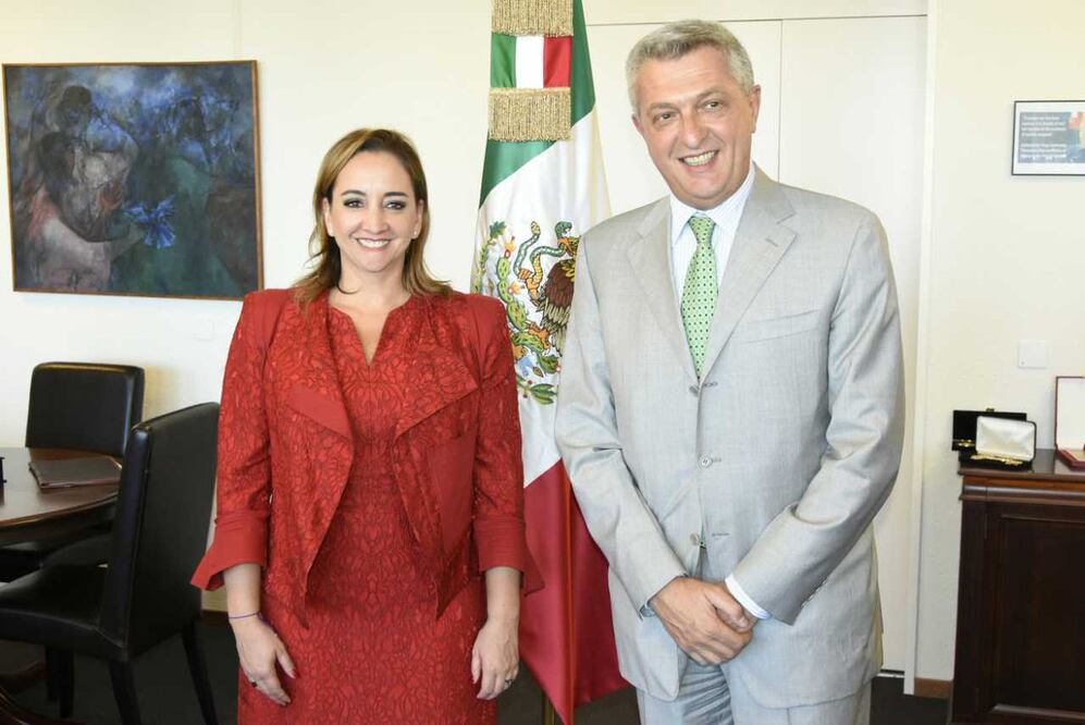 En la imagen, Claudia Ruiz Massieu y Filippo Grandi