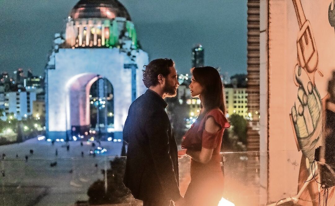 Michel (Manuel) y Abril (Carolina) viven su propia historia de amor, una azafata rebelde y atrevida, y un empresario tímido y tradicional. Foto: Vix