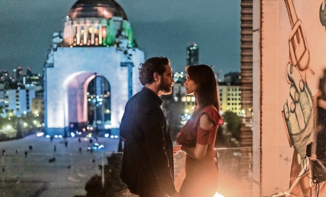 Michel (Manuel) y Abril (Carolina) viven su propia historia de amor, una azafata rebelde y atrevida, y un empresario tímido y tradicional. Foto: Vix
