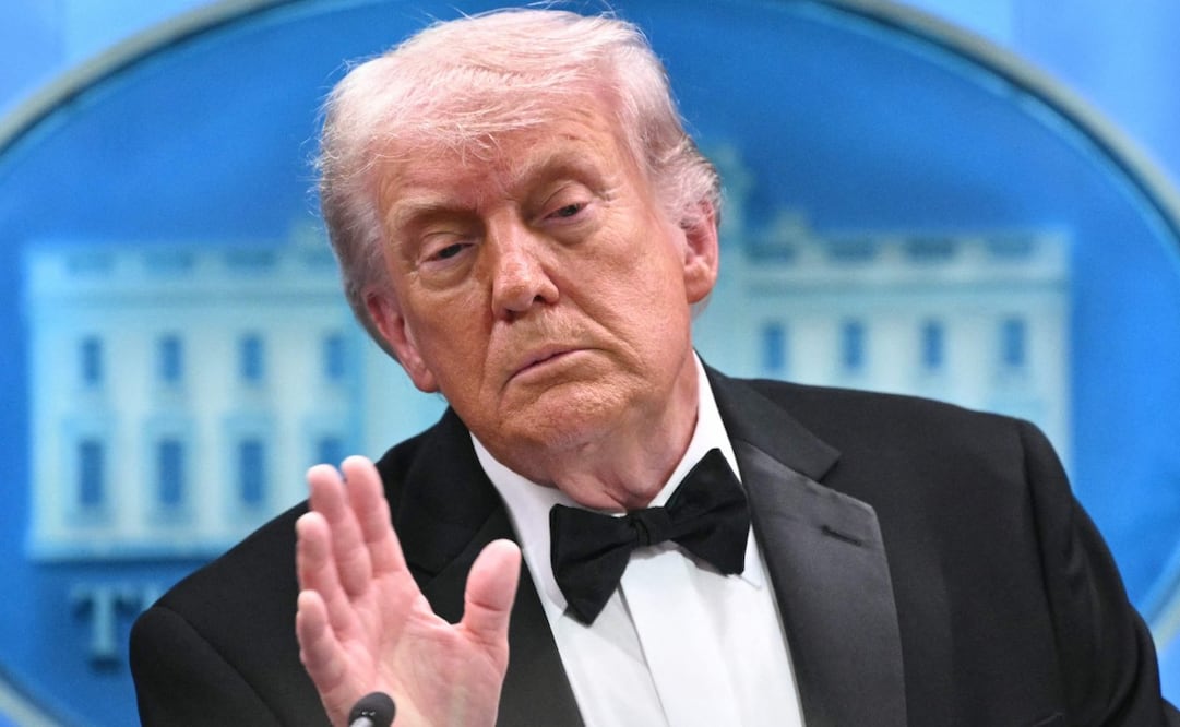 El presidente estadounidense Donald Trump habla durante una conferencia de prensa en la Sala Brady Briefing de la Casa Blanca en Washington, DC, poco después de un tiroteo en la cena de corresponsales de la Casa Blanca el 25 de abril de 2026. Foto: Mandel NGAN / AFP