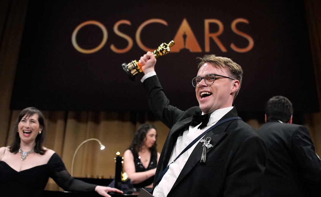 Pavel Talankin, ganador del premio al mejor documental por "Mr. Nobody against Putin", asiste al Baile de los Gobernadores tras la entrega de los Oscar el 15 de marzo de 2026 en Los Ángeles. 
Foto AP/John Locher, archivo.