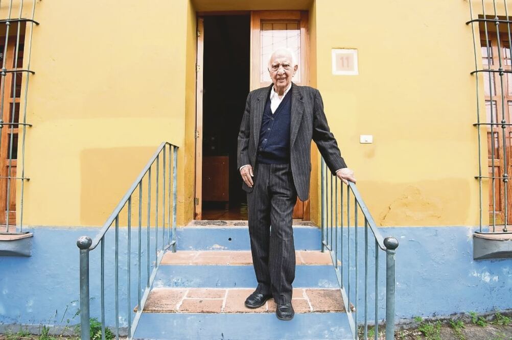 El escritor posó para EL UNIVERSAL, en abril de 2016, frente a su casa en Xalapa. Fue una de sus últimas apariciones (ARCHIVO. ELUNIVERSAL)