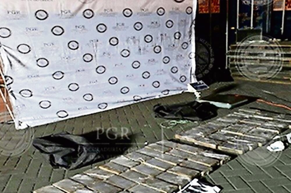 La PGR informó que, en coordinación con la Semar, aseguró dos maletas con cocaína en el Puerto de Manzanillo, Colima. (PGR)