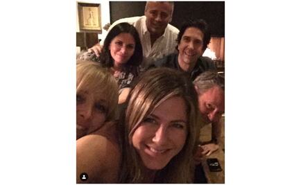 Jennifer Aniston debuta en Instagram con selfie del reparto de "Friends"