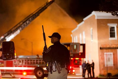 Suman 20 policías heridos en disturbios en Baltimore