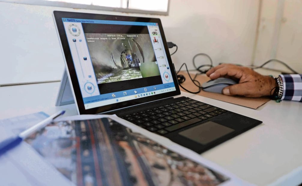 Mientras el personal está abajo, las imágenes se aprecian en una pantalla que otro técnico revisa. Foto: Diego Simón Sánchez / EL UNIVERSAL