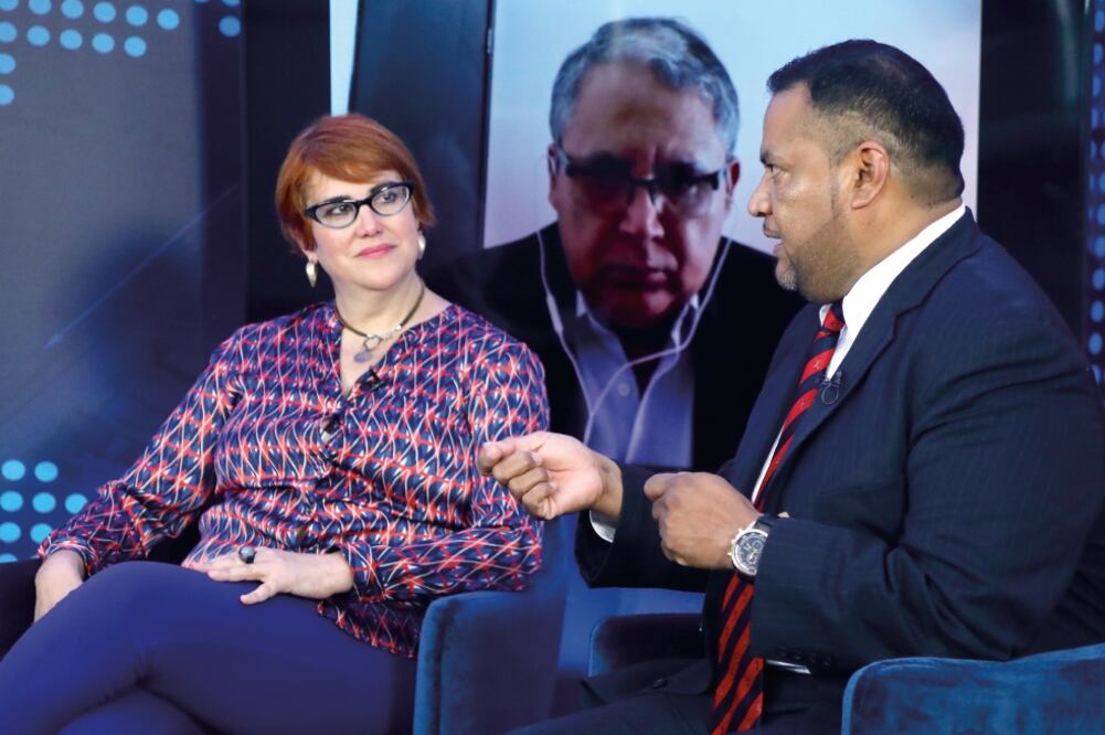 Miriam Grunstein, Ramses Pech (en pantalla) e Ignacio Martínez, durante su participación en la mesa de análisis “¿Habrá gasolinazo con el nuevo gobierno?”, organizada por EL UNIVERSAL. Foto: ARIEL OJEDA.